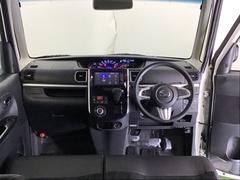 パーキングブレーキはフット式なので運転席と助手席の間はすっきり、移動も楽々です。さっと手が届く位置にＡＴセレクトレバーやエアコンスイッチなどがあり操作性に優れています 2