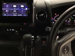 ホンダ純正メモリーナビ搭載なので、遠方へのドライブもお任せ下さい！ステアリング左手側にオーディオ関連のコントロールスイッチを配置しています。操作時は視線を逸らすことなく運転に集中できます 3
