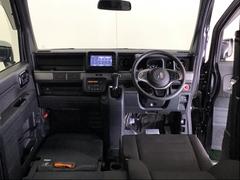 パーキングブレーキはフット式なので運転席と助手席の間はすっきり、移動も楽々です。さっと手が届く位置にＡＴセレクトレバーやエアコンスイッチなどがあり操作性に優れています 2