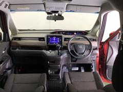 パーキングブレーキはフット式なので運転席と助手席の間はすっきり、移動も楽々です。さっと手が届く位置にＡＴセレクトレバーやエアコンスイッチなどがあり操作性に優れています 2
