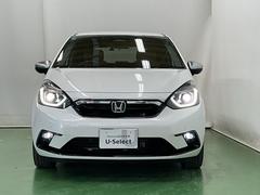 ＬＥＤヘッドライトを装備しています。ＬＥＤヘッドライトはとても明るく、雨の日や夜間走行も安全・安心です。オートライトコントロール付きで周囲の明るさに応じて自動で点灯・消灯します 6