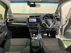 ドライバーを中心に自然に手が届く位置にＡＴセレクトレバーやエアコン、様々な操作スイッチなどを配置、操作性に優れています 2