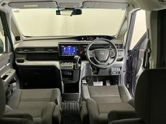 ドライバーを中心に自然に手が届く位置にＡＴセレクトレバーやエアコン、様々な操作スイッチなどを配置、操作性に優れています 2