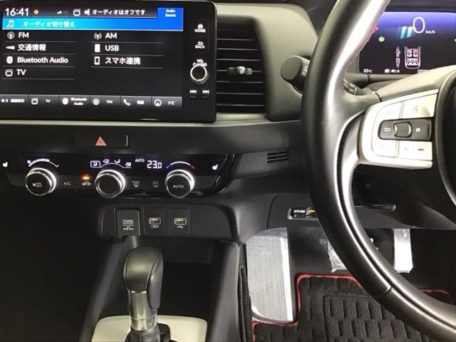 フィット ｅ：ＨＥＶホーム２０周年特別仕様車カーサ　ドラレコ　ナビ　Ｒカメラ　ブルートゥース　ＬＥＤライト　フルセグ　オートライト　シートヒータ　ＥＴＣ車載器　オートクルーズコントロール　サイドＳＲＳ　スマートキー　イモビライザー　オートエアコン（3枚目）