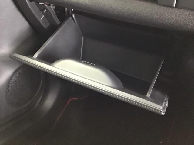 フィット ｅ：ＨＥＶホーム２０周年特別仕様車カーサ　ドラレコ　ナビ　Ｒカメラ　ブルートゥース　ＬＥＤライト　フルセグ　オートライト　シートヒータ　ＥＴＣ車載器　オートクルーズコントロール　サイドＳＲＳ　スマートキー　イモビライザー　オートエアコン（62枚目）