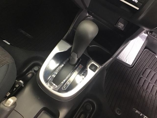 フィット １３Ｇ・Ｌパッケージ　ナビ　ＥＴＣ　ＣＤ　運転席エアバッグ　盗難防止システム　整備記録簿　エコアイドリングストップ　キーレス　ＷＡＢ　ＬＥＤヘッド　スマ－トキ－　ＶＳＡ　パワーウィンド　ＡＵＴＯエアコン　ＡＢＳ（14枚目）
