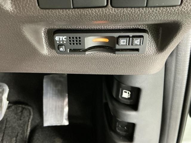 フリードハイブリッド ハイブリッド・Ｇホンダセンシング　ナビ　Ｒカメラ　後席モニター　フルセグ　軽減ブレーキ　キーフリーシステム　記録簿　ＤＶＤ再生可能　ＥＣＯＮ　後カメラ　Ａクルーズ　ＬＥＤヘッドランプ　シートＨ　横滑防止　ドライブレコーダ　３列シート（16枚目）