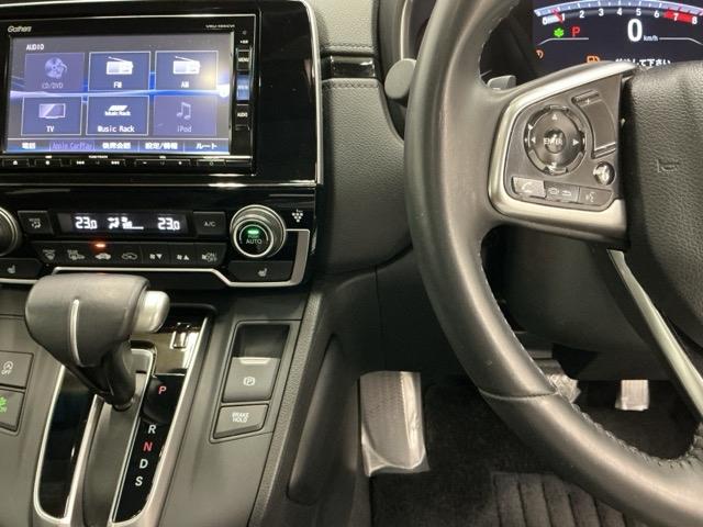 �z���_�����������[�i�r���ڂȂ̂ŁA�����ւ̃h���C�u�����C���������I�X�e�A�����O���葤�ɃI�[�f�B�I�֘A�̃R���g���[���X�C�b�`��z�u���Ă��܂��B���쎞�͎�������炷���ƂȂ��^�]�ɏW���ł��܂�