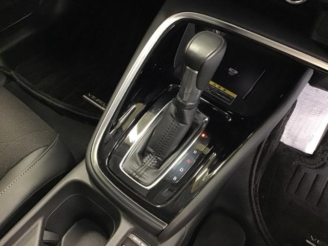ヴェゼル ｅ：ＨＥＶＺ　ナビ　Ｒカメラ　ブルートゥース　フルセグ　衝突回避支援ブレーキ機能　スマキ　Ｐトランク　フルオートエアコン　エアバッグ　両席エアバック　記録簿付　パワーウィンドウ　ＬＥＤランプ　ソナー　クルーズＣ（17枚目）