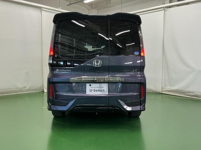 ステップワゴン モデューロＸ　ドラレコ　ナビ　Ｒカメラ　後席モニター　ターボ　エアバッグ　キーレス　サイドエアバック　ＤＶＤ再生可能　オートエアコン　ＬＥＤヘッドライト　３列シート　スマキー　オートクルーズ　両側パワースライドドア（9枚目）