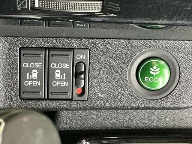 ステップワゴン モデューロＸ　ドラレコ　ナビ　Ｒカメラ　後席モニター　ターボ　エアバッグ　キーレス　サイドエアバック　ＤＶＤ再生可能　オートエアコン　ＬＥＤヘッドライト　３列シート　スマキー　オートクルーズ　両側パワースライドドア（69枚目）