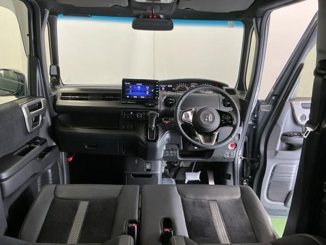 N-BOXカスタム Lターボスタイル+ブラック ナビ Rカメラ ブルートゥース フルセグ ベンチS ターボエンジン コーナーセンサ スマ-トキ- エアバック 横滑り防止機能 サイドカーテンエアバック USB接続 クルーズコントロール 地デジ AAC(2枚目)