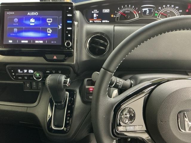 N-BOXカスタム Lターボスタイル+ブラック ナビ Rカメラ ブルートゥース フルセグ ベンチS ターボエンジン コーナーセンサ スマ-トキ- エアバック 横滑り防止機能 サイドカーテンエアバック USB接続 クルーズコントロール 地デジ AAC(3枚目)