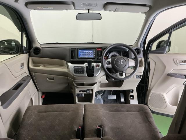 ドライバーを中心に自然に手が届く位置にＡＴセレクトレバーやエアコン、様々な操作スイッチなどを配置、操作性に優れています