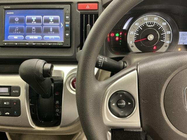 ホンダ純正メモリーナビ搭載なので、遠方へのドライブもお任せ下さい！ステアリング左手側にオーディオ関連のコントロールスイッチを配置しています。操作時は視線を逸らすことなく運転に集中できます