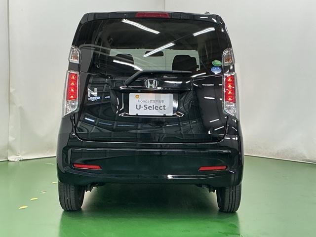 汚れが付着しやすいリヤガラスにはリヤワイパーが付いています。フロントのワイパーがＯＮの時はシフトレバーをリバースに入れるとリヤワイパーがリンクして作動、クリヤーな視界が保てます。