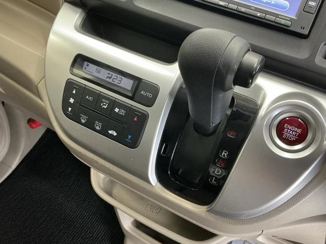 発進時から滑らかに加速する無段階変速のＣＶＴはストップ＆ゴーの多い街の中も快適です