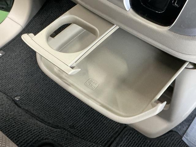 収納タイプのトレイとカップホルダーは便利に使えます