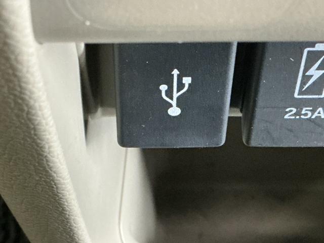 ＵＳＢ入力端子ついてます。ＵＳＢメモリを接続して音楽ファイル、画像ファイル、動画ファイルなどをナビ画面で楽しめます　※一部のディスプレイオーディオ、ＣＤチューナーの場合は音楽ファイルのみとなります