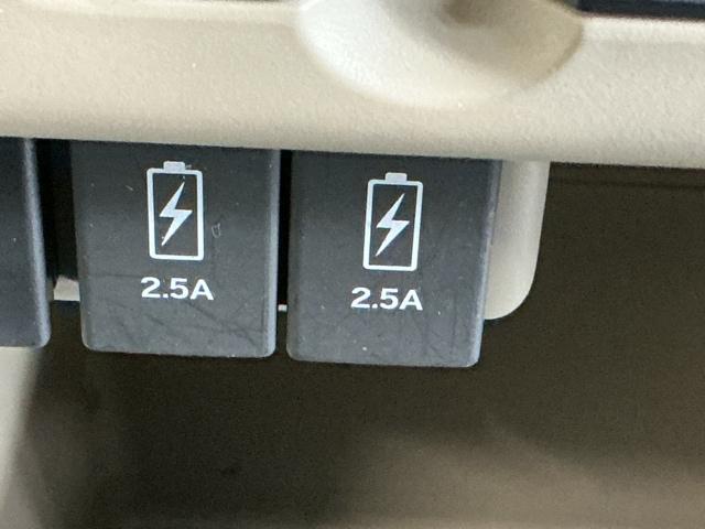 ２．５アンペア急速ＵＳＢチャージャー搭載。スマートフォンなどの充電にとっても便利です