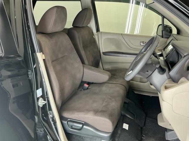 シート表皮は専用のクリーナーできれいにクリーニングしていて清潔に保たれています