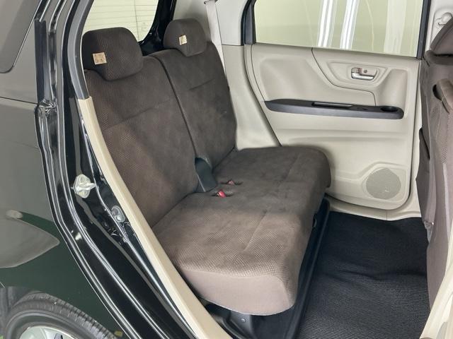 フラットな床と膝回りや頭上スペースなど十分な広さがあります