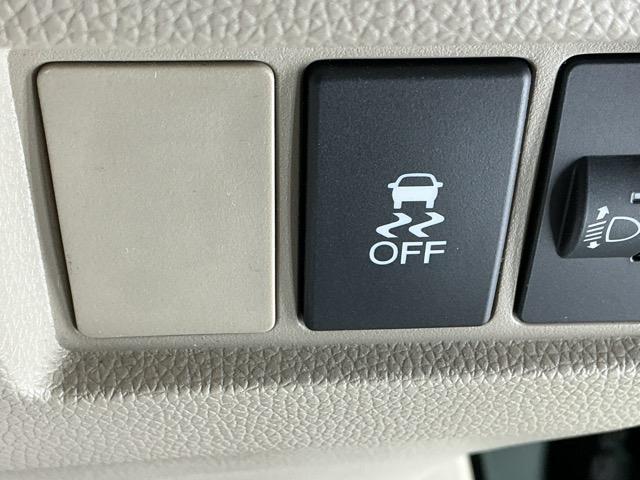 ＶＳＡ（横滑り抑制）は滑りやすい路面・カーブを走っている時に起こりがちな横滑りをコンピューター制御で抑制し、運転にゆとりをもたらします