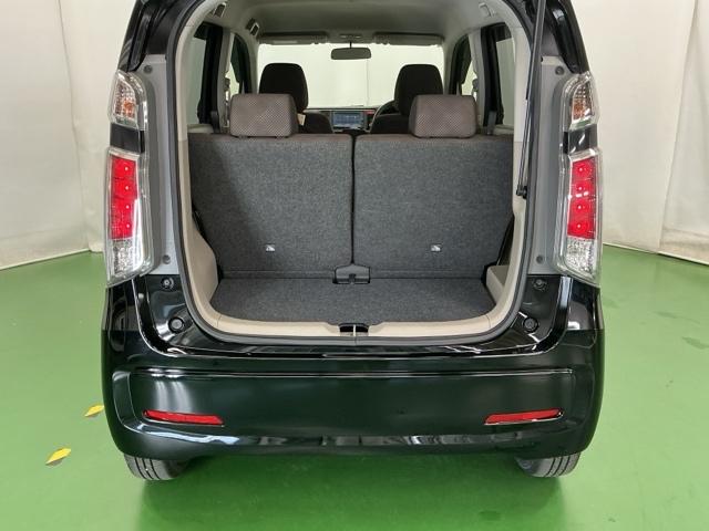 リクライニングの角度が調整できたり折りたたんだり、いろいろな使い方ができる広くて使い勝手のいい荷室。※一部、角度調整などができない車種もございます