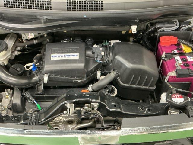 エンジンルームもきれいにクリーニングしています、きれいなエンジンだからこそ丁寧なメンテナンスが行き届きます