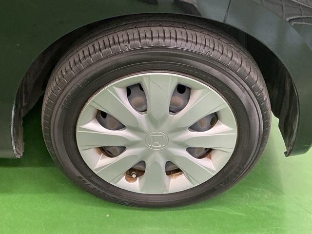 スチールホイールにはきれいにクリーニングされたホイールトリム（キャップ）が付いています