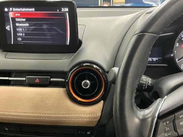 デミオ １３Ｓ　ディスプレイオーディオ　Ｒカメラ　ＣＤ　整備記録簿　アイスト　アドバンスドキー　キーレススタート　ＶＳＡ　盗難防止システム　マニュアルエアコン　ＬＥＤライト　ＡＢＳ　運転席エアバッグ　パワーウィンド（3枚目）