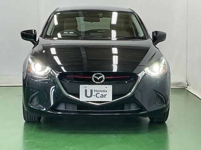 デミオ １３Ｓ　ディスプレイオーディオ　Ｒカメラ　ＣＤ　整備記録簿　アイスト　アドバンスドキー　キーレススタート　ＶＳＡ　盗難防止システム　マニュアルエアコン　ＬＥＤライト　ＡＢＳ　運転席エアバッグ　パワーウィンド（6枚目）