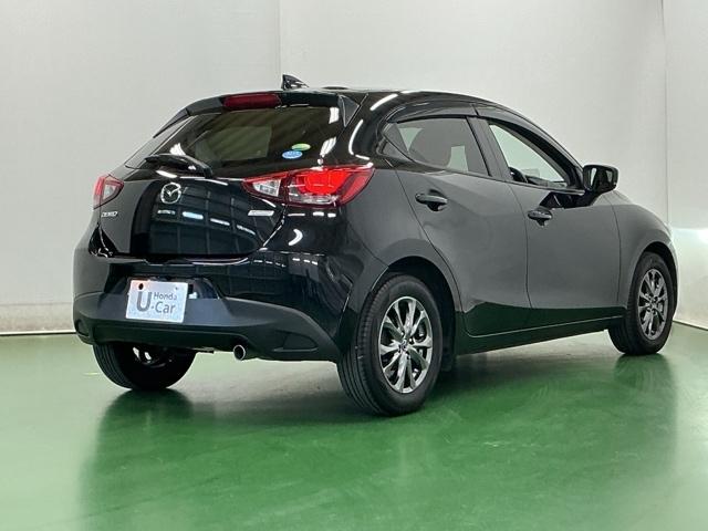 デミオ １３Ｓ　ディスプレイオーディオ　Ｒカメラ　ＣＤ　整備記録簿　アイスト　アドバンスドキー　キーレススタート　ＶＳＡ　盗難防止システム　マニュアルエアコン　ＬＥＤライト　ＡＢＳ　運転席エアバッグ　パワーウィンド（8枚目）