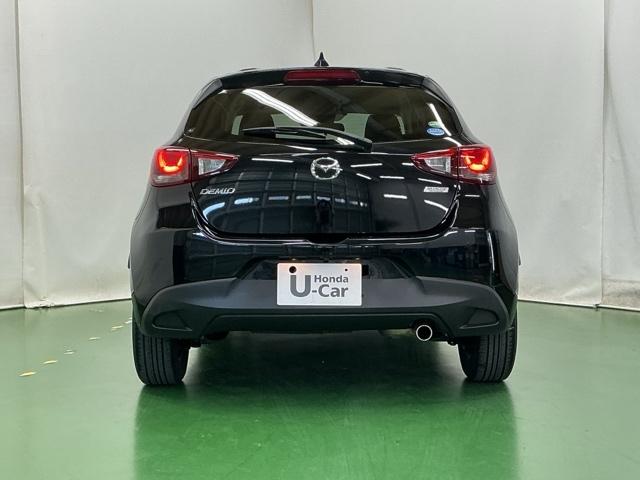 デミオ １３Ｓ　ディスプレイオーディオ　Ｒカメラ　ＣＤ　整備記録簿　アイスト　アドバンスドキー　キーレススタート　ＶＳＡ　盗難防止システム　マニュアルエアコン　ＬＥＤライト　ＡＢＳ　運転席エアバッグ　パワーウィンド（9枚目）