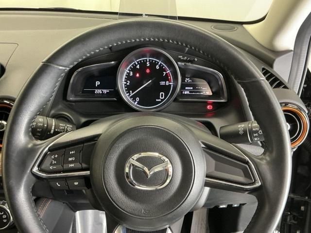 デミオ １３Ｓ　ディスプレイオーディオ　Ｒカメラ　ＣＤ　整備記録簿　アイスト　アドバンスドキー　キーレススタート　ＶＳＡ　盗難防止システム　マニュアルエアコン　ＬＥＤライト　ＡＢＳ　運転席エアバッグ　パワーウィンド（20枚目）