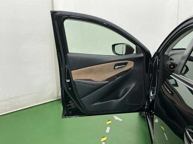 デミオ １３Ｓ　ディスプレイオーディオ　Ｒカメラ　ＣＤ　整備記録簿　アイスト　アドバンスドキー　キーレススタート　ＶＳＡ　盗難防止システム　マニュアルエアコン　ＬＥＤライト　ＡＢＳ　運転席エアバッグ　パワーウィンド（52枚目）