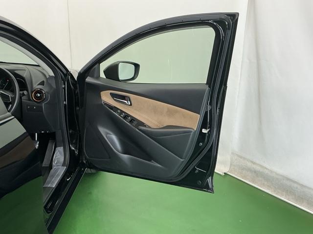 デミオ １３Ｓ　ディスプレイオーディオ　Ｒカメラ　ＣＤ　整備記録簿　アイスト　アドバンスドキー　キーレススタート　ＶＳＡ　盗難防止システム　マニュアルエアコン　ＬＥＤライト　ＡＢＳ　運転席エアバッグ　パワーウィンド（53枚目）