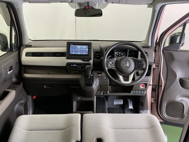 ドライバーを中心に自然に手が届く位置にＡＴセレクトレバーやエアコン、様々な操作スイッチなどを配置、操作性に優れています