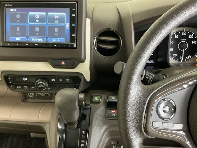 ホンダ純正メモリーナビ搭載なので、遠方へのドライブもお任せ下さい！ステアリング左手側にオーディオ関連のコントロールスイッチを配置しています。操作時は視線を逸らすことなく運転に集中できます