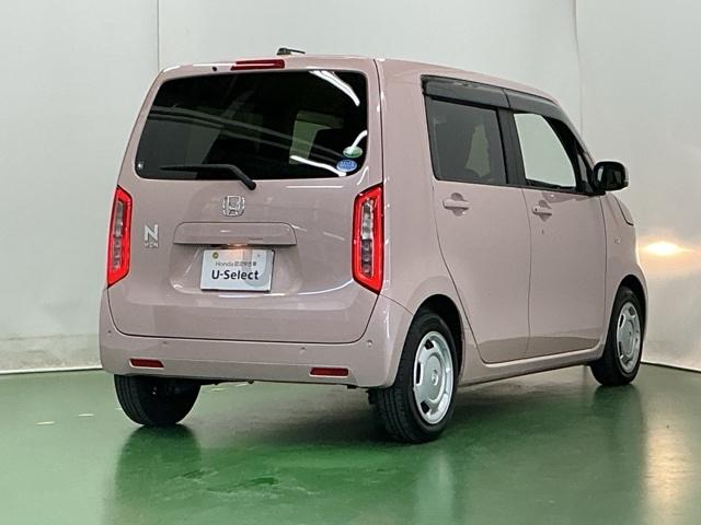 プライバシーガラスが装備されています。外を見るときには気にならずに、後方車両からは車内が見えにくくなってます