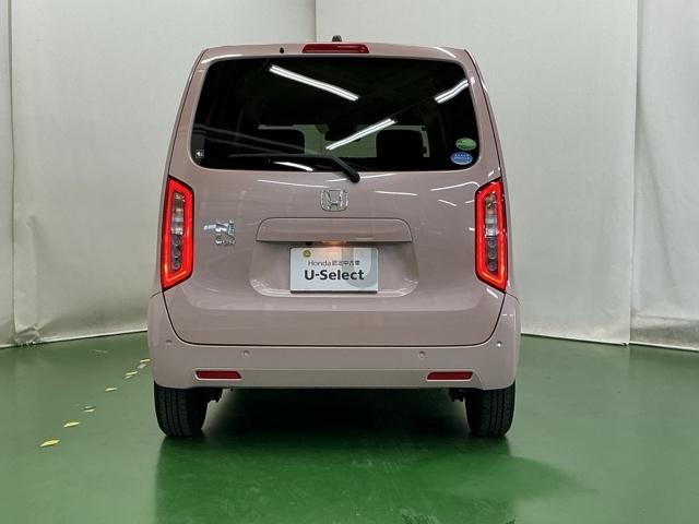 汚れが付着しやすいリヤガラスにはリヤワイパーが付いています。フロントのワイパーがＯＮの時はシフトレバーをリバースに入れるとリヤワイパーがリンクして作動、クリヤーな視界が保てます。