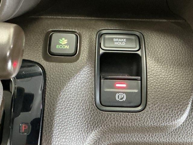 パーキングブレーキはスマートな電子制御式と合わせて渋滞時等にブレーキペダルから足を離しても停車状態を保持してくれるオートブレーキホールド機能で運転が楽になります。スタートはアクセルペダルを踏むだけ