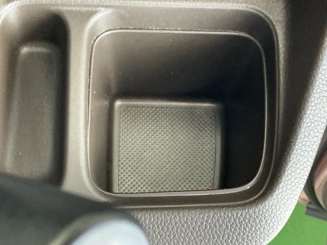 ドリンクホルダー／小物入れにもなって便利です