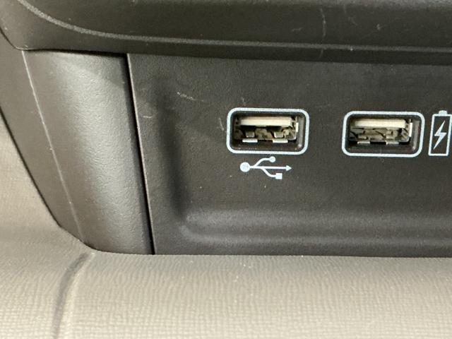 ＵＳＢ入力端子ついてます。ＵＳＢメモリを接続して音楽ファイル、画像ファイル、動画ファイルなどをナビ画面で楽しめます　※一部のディスプレイオーディオ、ＣＤチューナーの場合は音楽ファイルのみとなります