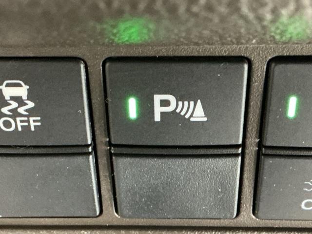 パーキングセンサーシステムは走行中に障害物が迫ると音と表示でお知らせ、低速走行時時の安心感を高めます