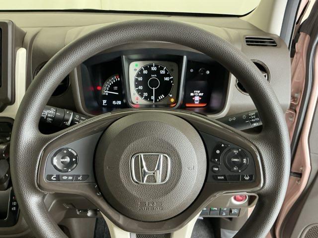 ステアリング右手側に安全運転支援機能のホンダセンシングをコントロールするスイッチ、左手側にオーディオ関連のコントロールスイッチを配置、視線を逸らすことなく運転に集中できます