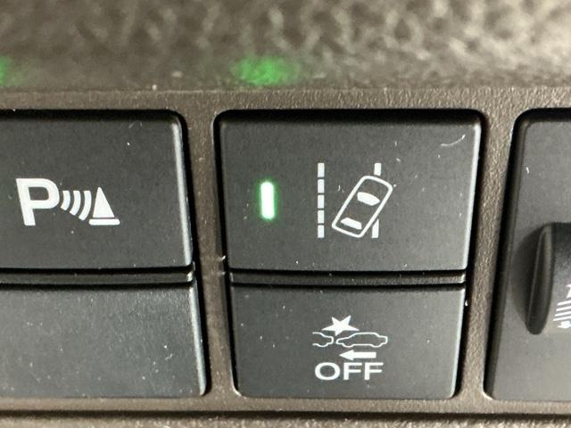 路外逸脱抑制機能は車が車線からはみ出しそうなときに車線内に戻すようにドライバーへお知らせします