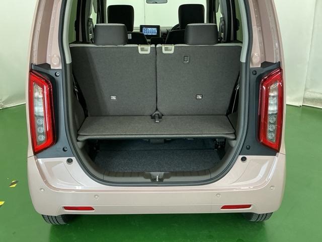 リクライニングの角度が調整できたり折りたたんだり、いろいろな使い方ができる広くて使い勝手のいい荷室。※一部、角度調整などができない車種もございます