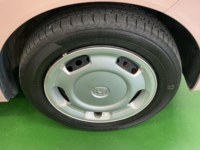 スチールホイールにはきれいにクリーニングされたホイールトリム（キャップ）が付いています