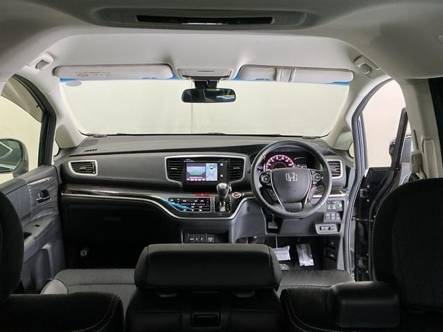 ドライバーを中心に自然に手が届く位置にＡＴセレクトレバーやエアコン、様々な操作スイッチなどを配置、操作性に優れています